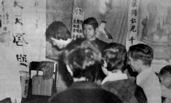 47年前，李小龍慘死在丁佩的床上，背後的原因不止猝死那麼簡單