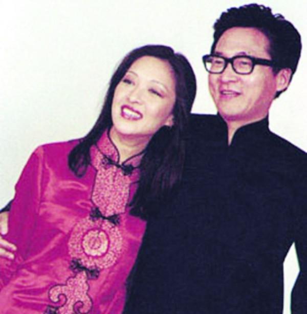 92年李敖與王小屯結婚，拜見年齡比自己還小的岳父母：深深鞠一躬