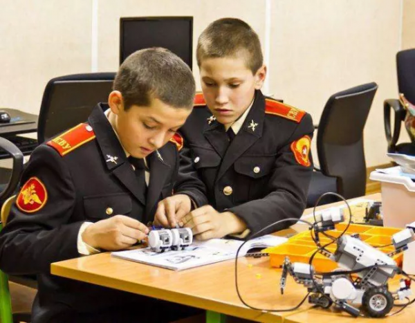 明星通通靠邊站！國防部長帶小學生開坦克，俄式國防教育瞭解一下