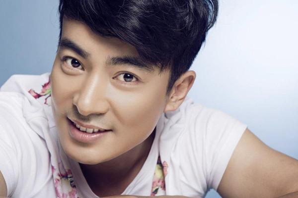 長相帥氣迷人的5位男星，個個不炒作不濫情，堪稱娛樂圈的清流