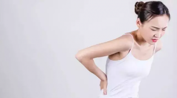 快停下,你以為護腰的5個動作,其實很傷腰 快停下,你以為護腰的5個動作,其實很傷腰