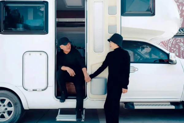 他50歲放棄高薪，裸辭帶妻子環遊中國