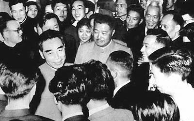 賀龍和周恩來關係有多好？當面開玩笑：你家餐桌上沒有大好形勢