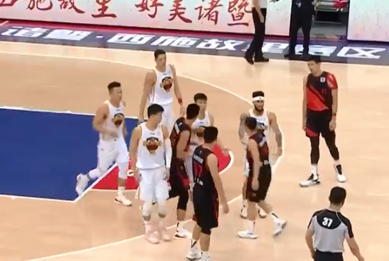 CBA賽場爆發大規模衝突!場上10人亂作一團,一人被驅逐2人違體 CBA賽場爆發大規模衝突!場上10人亂作一團,一人被驅逐2人違體