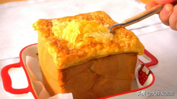 天冷了，煮個酥皮面包湯喝，喝完湯，吃浸滿奶油湯汁的麵包，滿足