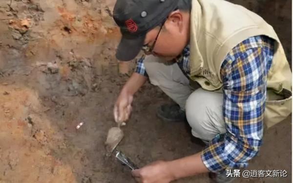 甘肅牧羊人進山洞躲雨,意外發現3000年前西周水壺,裡面裝有美酒 甘肅牧羊人進山洞躲雨,意外發現3000年前西周水壺,裡面裝有美酒