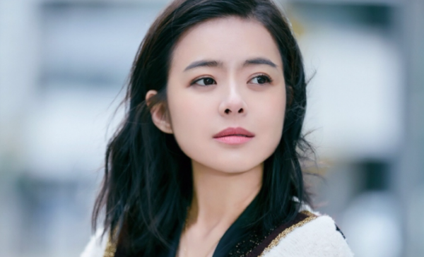 主持人陳辰罕曬全家福，與小3歲老公似姐弟，曾在41歲時高齡生女