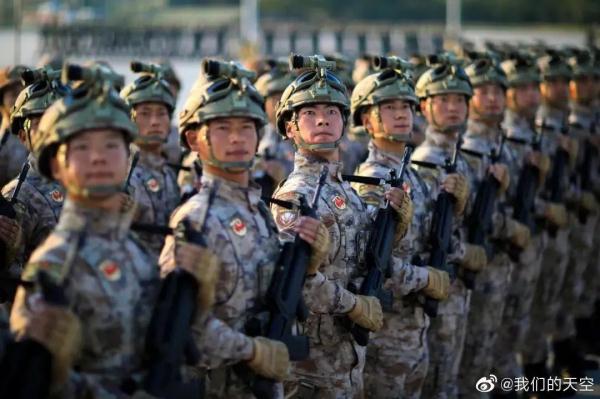 13年前汶川地震時的驚天一跳，今天再看依然淚崩！空降兵生日快樂