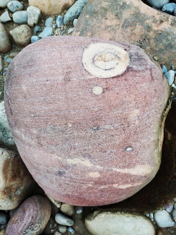 一枚形象逼真的“夢”字奇石,你喜歡嗎? 一枚形象逼真的“夢”字奇石,你喜歡嗎?