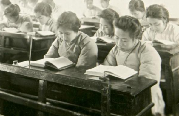 一張令人淚目的全家福:拍照時英雄已犧牲,妻子懷抱幼兒支撐著他 一張令人淚目的全家福:拍照時英雄已犧牲,妻子懷抱幼兒支撐著他