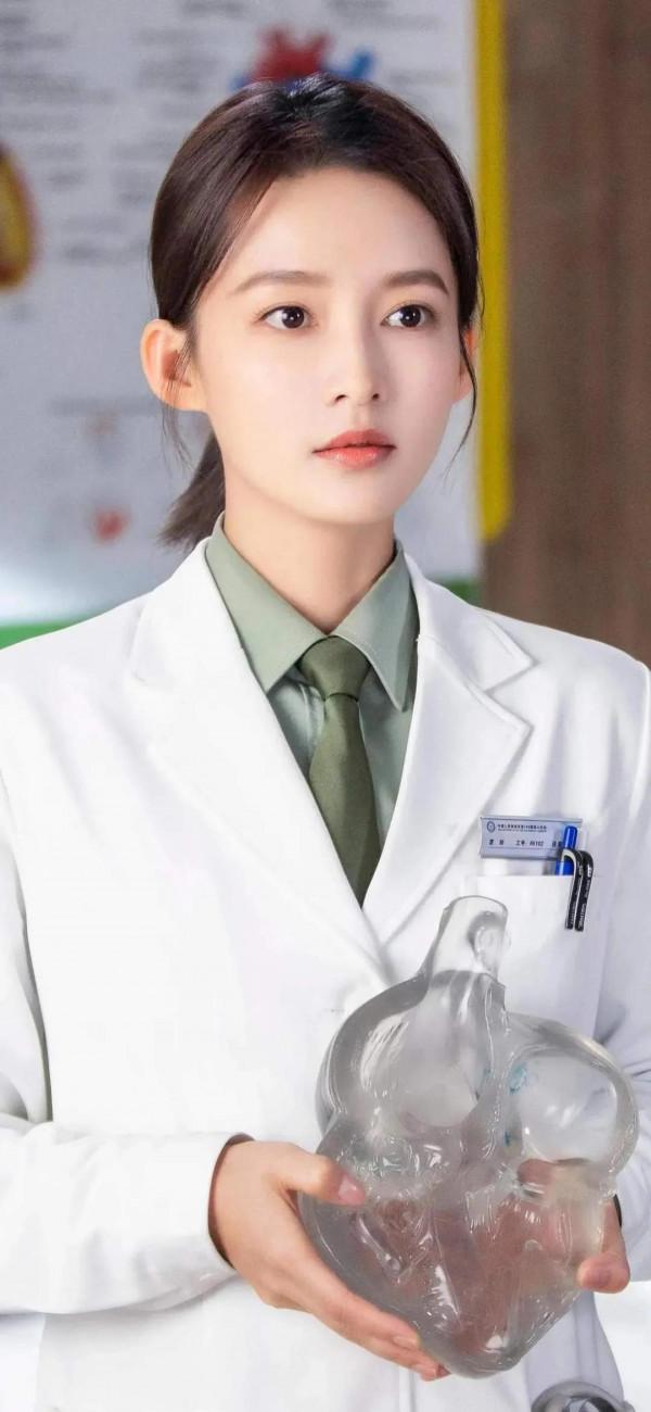 穿上軍裝的李沁:英姿颯爽,霸氣十足 穿上軍裝的李沁:英姿颯爽,霸氣十足