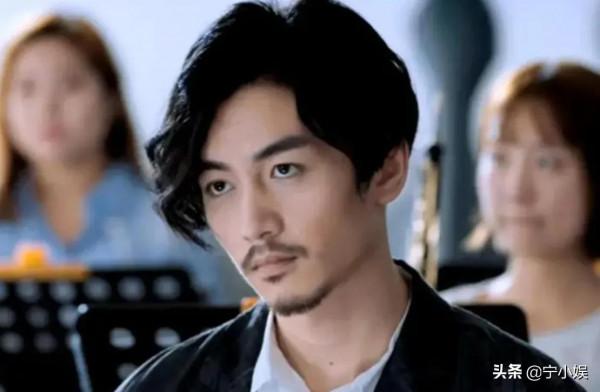 2022年，娛樂圈的瓜多糖更多，從情侶到夫妻，一對比一對甜