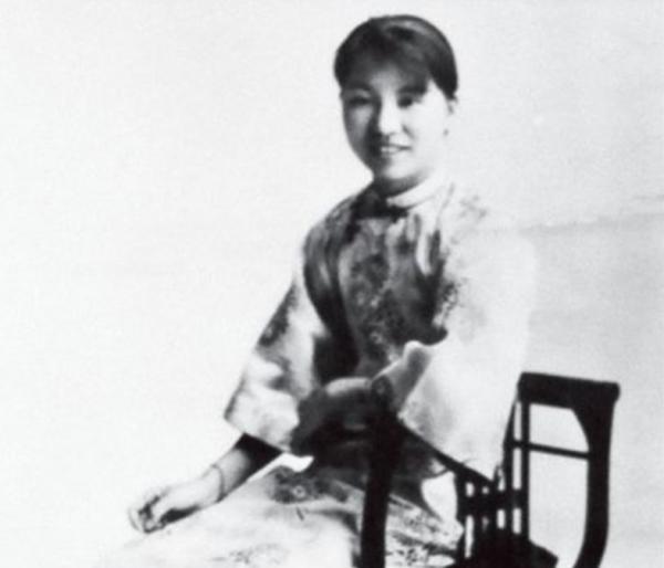 女兒是國民黨特務，母親是共產黨地下工作者，母女相聚，母親被殺