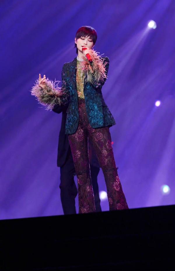 李宇春駕馭能力真強,綠亮片西裝配紅花西裝褲,個性又張揚 李宇春駕馭能力真強,綠亮片西裝配紅花西裝褲,個性又張揚