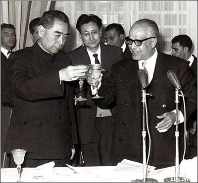 1964年周恩來訪問非洲，得知迦納總統突然遭遇刺殺，依舊毅然前往