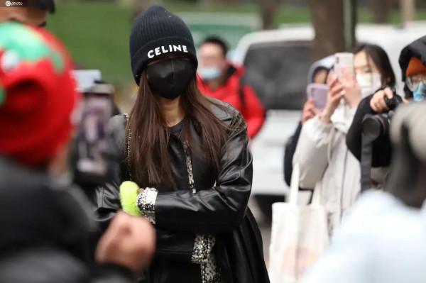 春晚第一次聯排，明星下班走在大街上被抓拍，大家看看都有誰