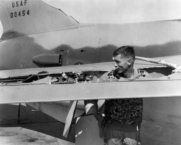 面對&OpenCurlyDoubleQuote;薩姆2&rdquo;防空導彈，美軍首款干擾吊艙，在越戰中表現如何？