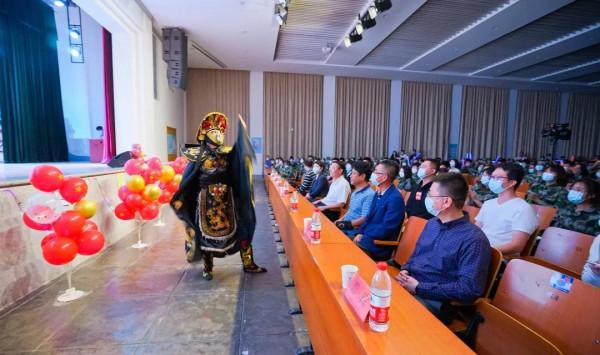 鐵院中秋情更濃 朗月清輝映九州