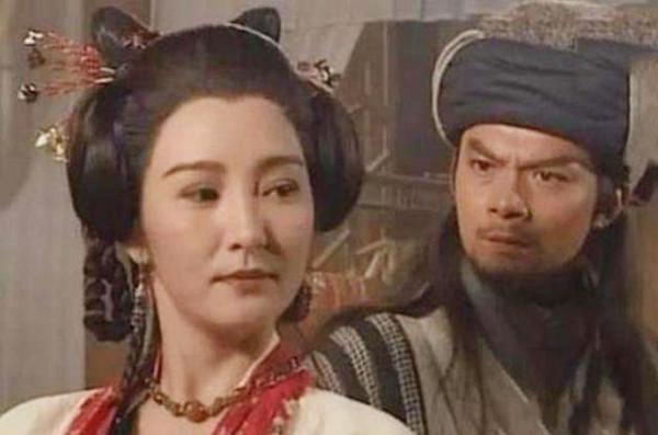 56歲雪梨近照曝光，髮型和妝容精緻狀態大好，麥潔文也罕見出鏡