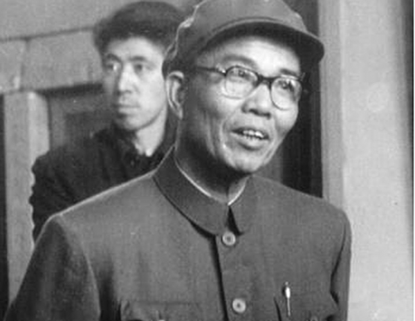 北京軍區副司令在路上發現，歹徒設卡私自收費，命令警衛：打過去