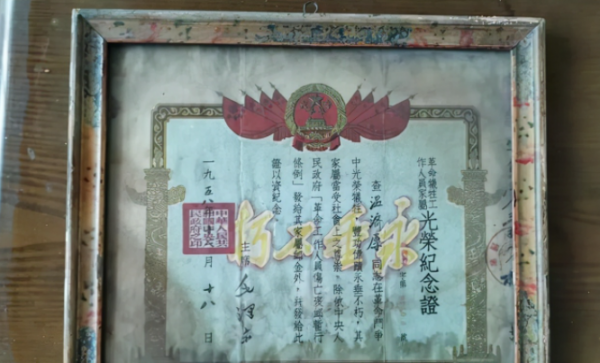 他為革命犧牲後，妻子抱著孩子支撐著他的遺體，拍下了這張全家福