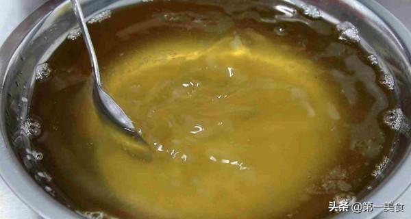 熬豬油，加油熬時，記得要多加3樣料，豬油熬好白淨香濃沒腥味