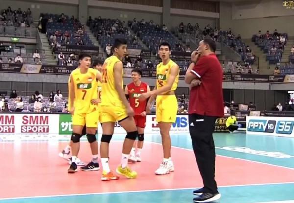 拼發球失誤過多，關鍵時刻頂不住，中國男排1：3負於伊朗無緣決賽