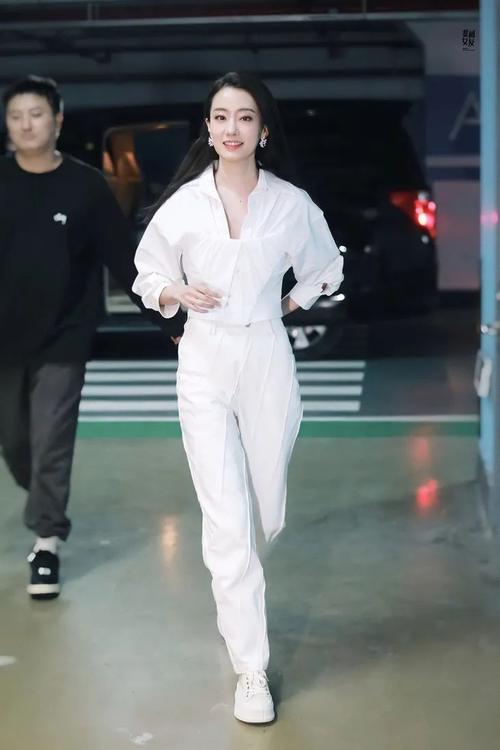 張小裴穿搭​吊帶褲氣質拿捏很到位，怎麼穿扣 方法很簡單