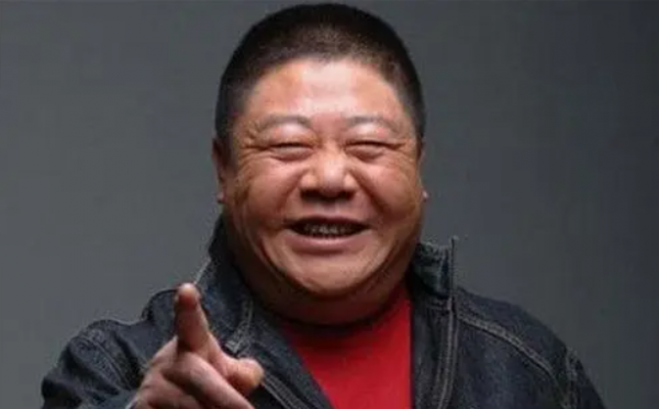 曾一次性喝27扎啤酒，因“翻譯官”一角走紅，劉金山如今怎麼樣了