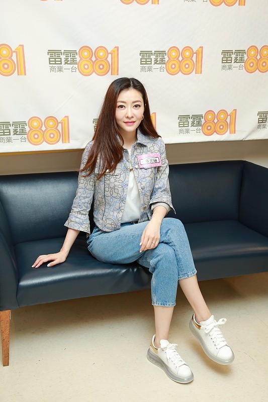 熊黛林身材高挑，長相也沒什麼變化，選的上衣太有美感