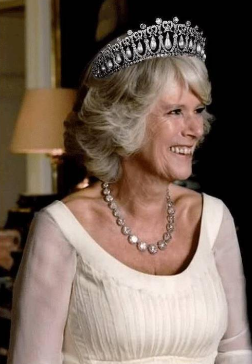戴安娜結婚戴孃家王冠，婚後戴珍珠淚王冠，卡米拉二婚戴鐵藝髮箍