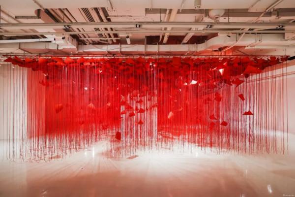 鹽田千春:紅與黑之間 缺席中的存在 鹽田千春:紅與黑之間 缺席中的存在