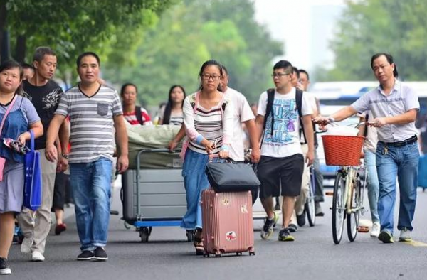 90後出現“新型啃老”，卻獲得父母極力支援，最後拖垮了整個家庭