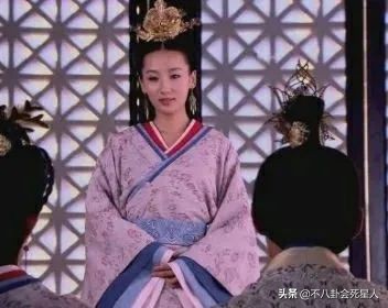 同一部劇中穿相同衣服的對比：楊冪美過佟麗婭，趙麗穎更勝一籌