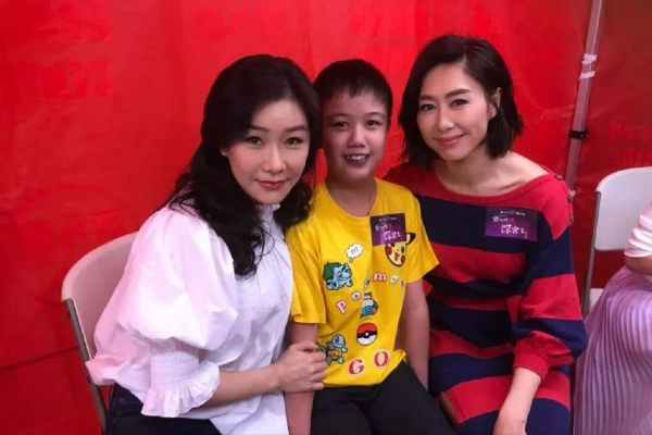 張慧儀：兩段感情失敗後，50多歲未婚未孕，收養患病孤兒相依為命