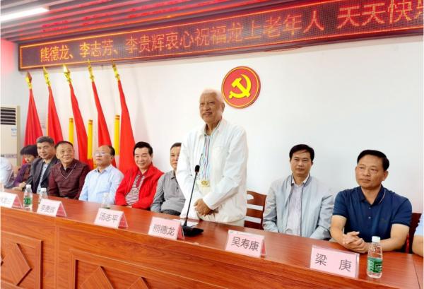 梅州夫婦收養的棄嬰,後來成為美國報業大亨,一腔熱血回國報恩 梅州夫婦收養的棄嬰,後來成為美國報業大亨,一腔熱血回國報恩