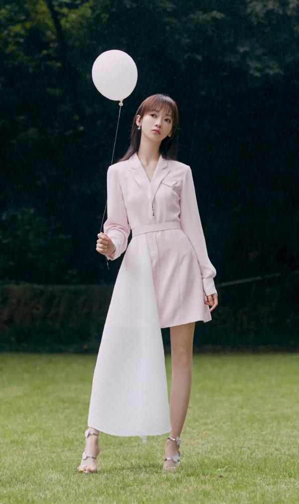 吳謹言，青春靚麗，笑容甜美