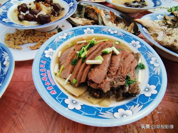 農村大席真過癮，菜品檔次超過城市酒店，地裡蔬菜隨便燙