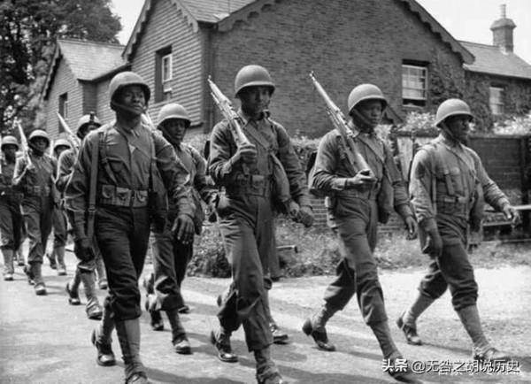 一個黑人士兵舉著白旗朝志願軍走來，突然黑人身後的美軍開火了