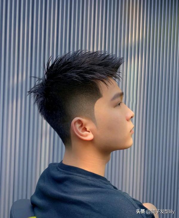 2022男發流行趨勢預測，兩側鏟短和燙染是主流，16款髮型為你演繹