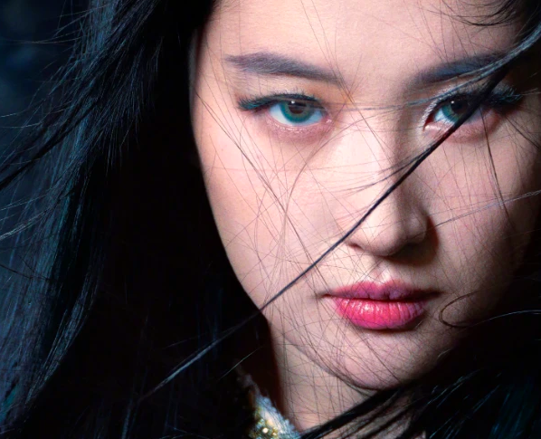 劉亦菲新造型一改往日風格,藍綠色睫毛,冷豔感十足 劉亦菲新造型一改往日風格,藍綠色睫毛,冷豔感十足