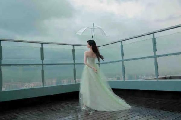 景甜身穿薄荷紗裙在雨中，撐傘氛圍感滿分，雨中漫步的小仙女