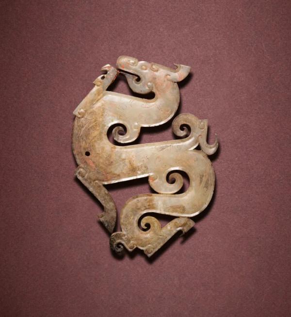 估價上限400萬港幣，含佣金拍出1525萬，戰國龍形玉佩