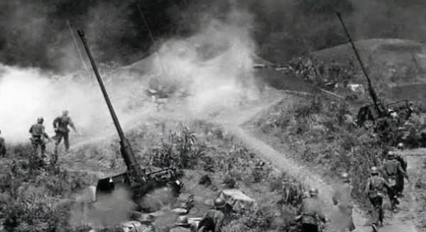 21歲戰士犧牲前問護士能抱一下嗎，她低頭親吻留下老山著名戰地照