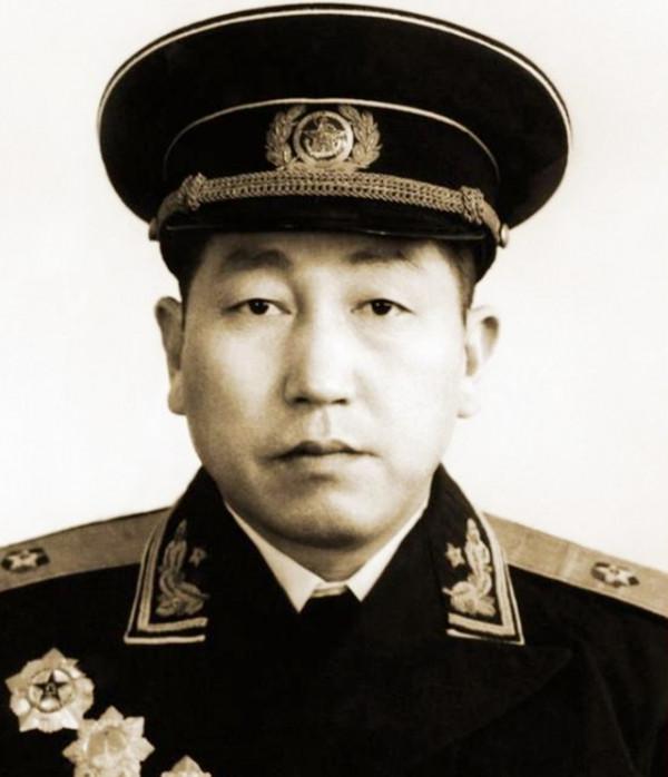 參軍18年後，中野三縱副司令回鄉探親，老母親問：長官你找誰？