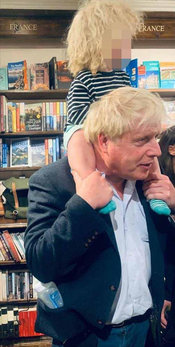 萌獅約翰遜：生七娃壓力山大，腰揣奶瓶、頭頂吞金獸蹭老爹釋出會