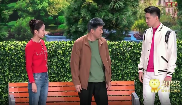 央視春晚笑點多：賈玲衣服能掃福，沈騰撞臉湯姆貓，鄧超放飛自我