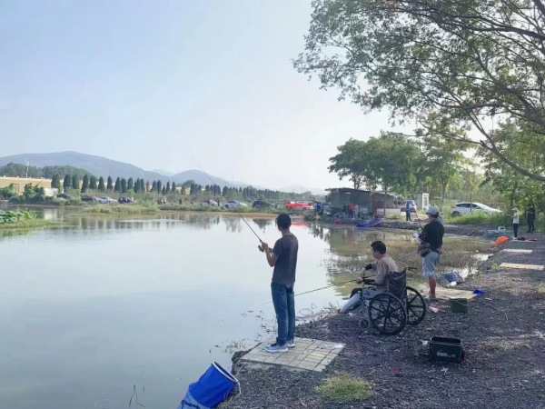 豪車停滿、買裝備花100多萬，釣魚是男人最後要佔領的高地？