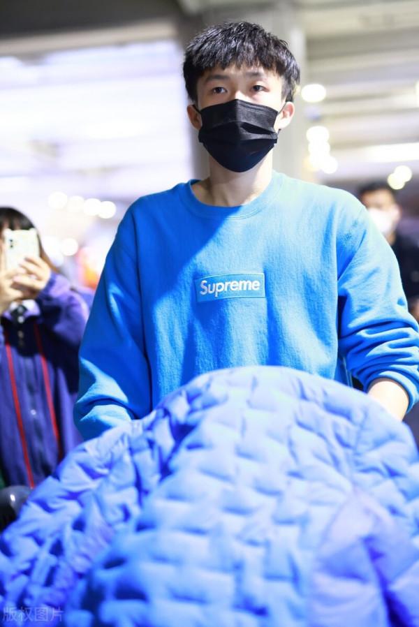 王楚欽出征WTT斯洛維尼亞賽事，身著藍色衛衣青春洋溢