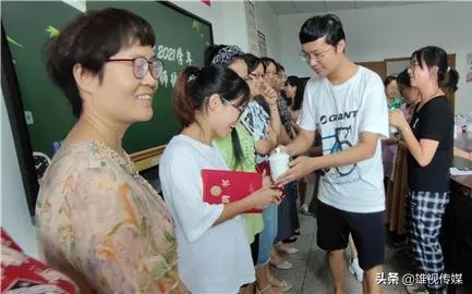 徒弟拜師學藝 師傅傾囊相授——巨化中學舉行師徒結對儀式 徒弟拜師學藝 師傅傾囊相授——巨化中學舉行師徒結對儀式